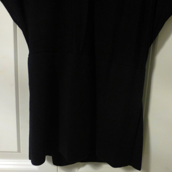 LE CHATEAU black deep v-neck short sleeve sweater top - Picture 9 of 9